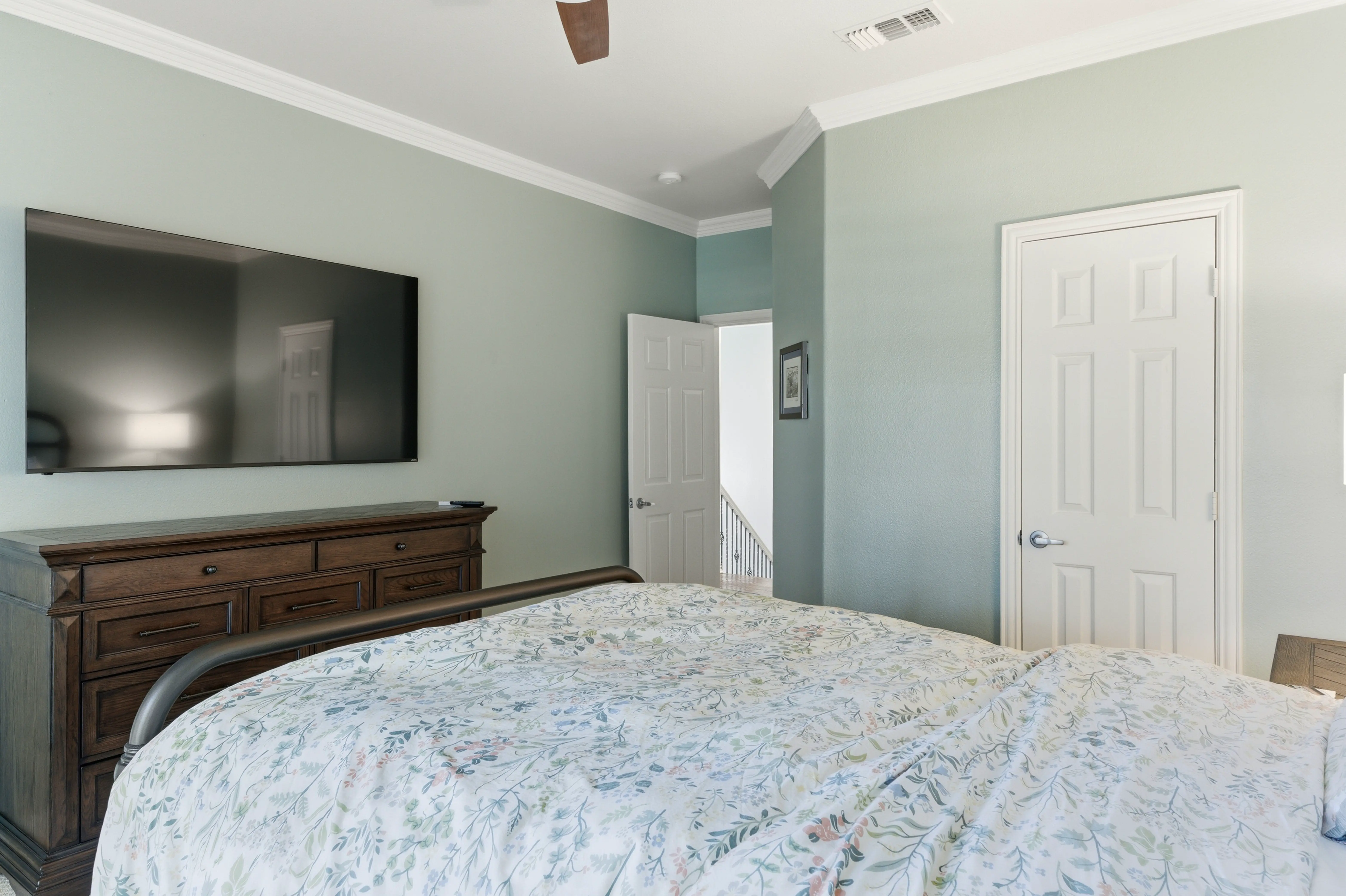 Second guest bedroom, alternate view