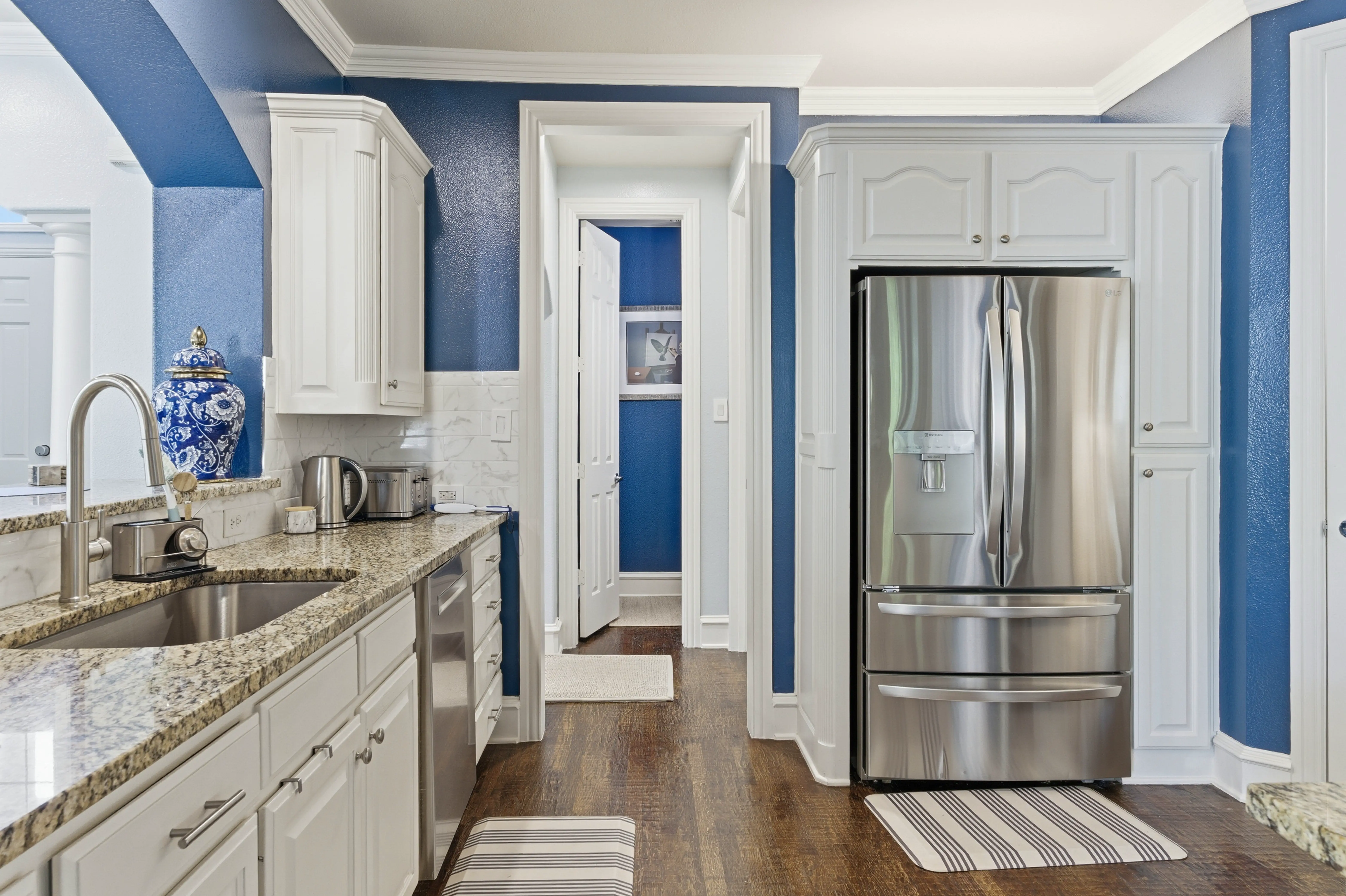 Kitchen, alternate angle