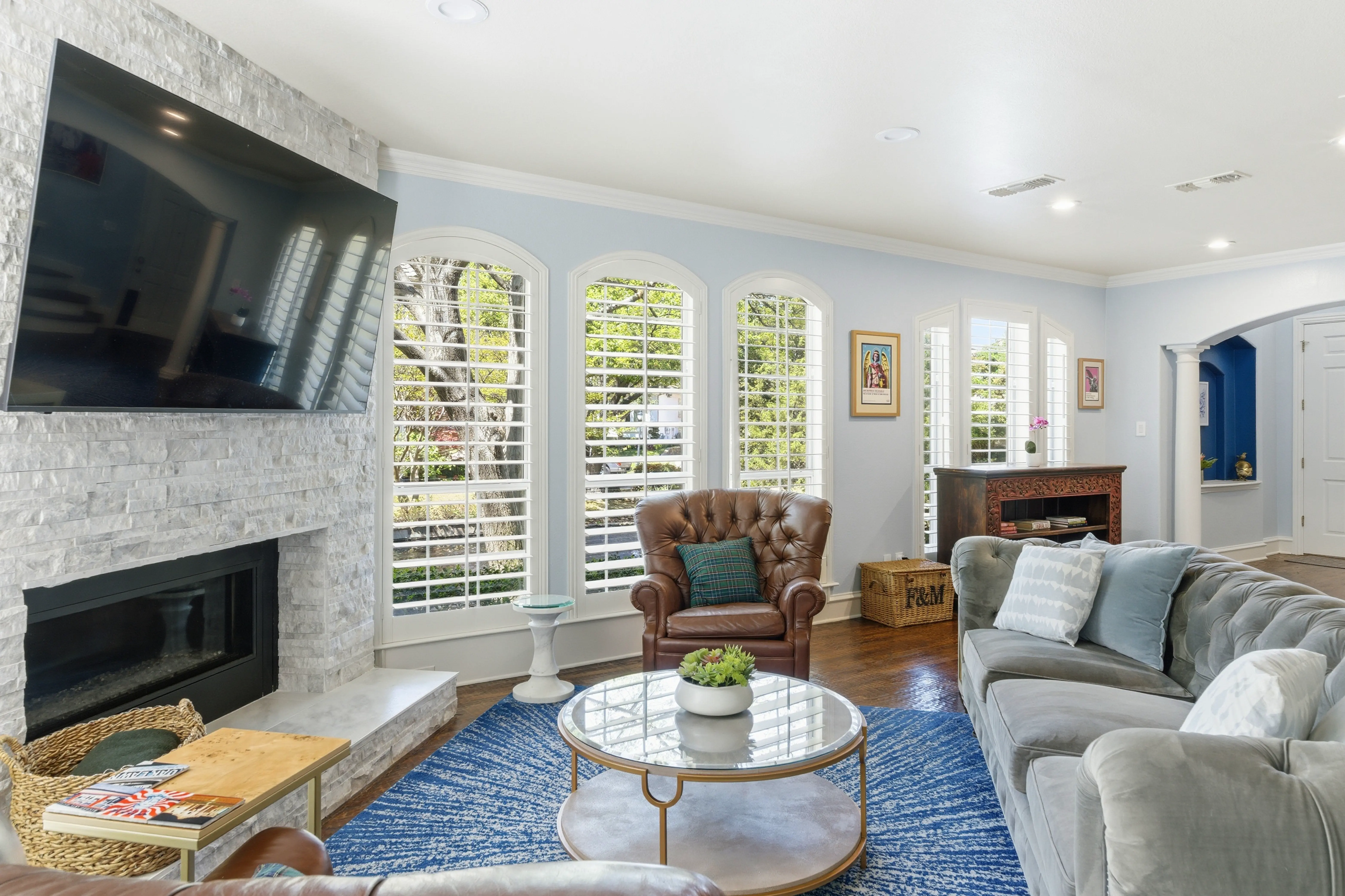 Living room, alternate view